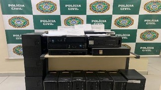Polícia Civil prende 17 pessoas na Zona Oeste do Rio acusadas de aplicar o golpe do falso empréstimo em idosos e pensionistas