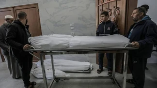 Palestinos reúnem os corpos das vítimas dos bombardeios israelenses a Khan Yunis, na Faixa de Gaza, em 23 de novembro de 2023 [Ahmad Hasaballah/Getty Images]