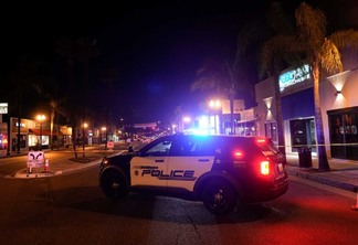 Veículo da polícia perto de uma cena onde ocorreu um tiroteio em Monterey Park, Los Angeles. Foto AP/Jae C. Hong