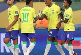 Gabriel (4) é cumprimentado pelos colegas após marcar seu primeiro gol pela Seleção Créditos: Vitor Silva / CBF