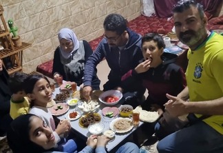Oito dos 16 integrantes do grupo que está hospedado em Rafah, ao lado da fronteira com o Egito. Foto: Arquivo familiar