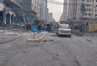 Destruição de um veículo de serviços de saúde pertencente ao Ministério da Saúde durante o ataque israelense ao sul de Gaza - Reprodução/Ministério da Saúde da Faixa de Gaza