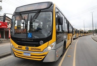 A Prefeitura do Rio de Janeiro comprou 85 novos ônibus BRT por R$ 122 milhões, gerando economia de R$ 26 milhões aos cofres do município. Os veículos, com capacidade para 80 passageiros, serão entregues entre maio e julho de 2024.