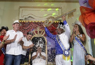 O Rei Momo recebe a chave da cidade das mãos do prefeito Eduardo Paes - Beth Santos/Prefeitura do Rio