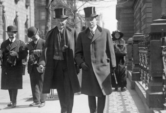 John Rockefeller e Rockefeller Jr. em foto exibida em "Capitalismo Americano: O Culto à Riqueza" (Crédito: Divulgação/Curta!)