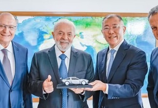Presidente Luiz Inácio Lula da Silva (PT) durante encontro com o presidente-executivo da Hyundai, Eui-Sun Chung. Foto: Ricardo Stuckert/PR