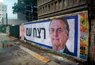 Cartaz em hebraico contra o ex-presidente Jair Bolsonaro. Foto: Reprodução