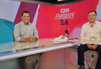 João Vítor Xavier (à esq) entrevista Marcelo Teixeira. Foto: Joao Ricardo Moreira/CNN Brasil