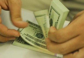 Dólar: moeda está cotada a R$ 4,96