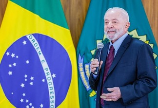 Lula fala a jornalistas durante café no Palácio do Planalto