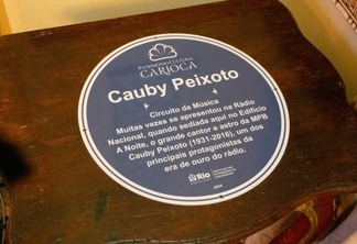 A placa que homenageia o cantor Cauby Peixoto como Patrimônio Cultural Carioca - Prefeitura do Rio