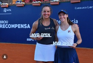 Ingrid e Luisa recebem o troféu pelo título (@montevideoopen / Divulgação)