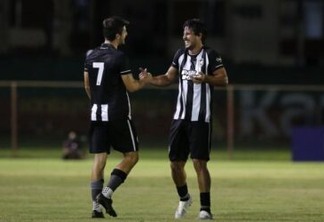 Lucas Piazon (7) comemora com Gabriel Pires o primeiro gol do Botafogo (Crédito: Úrsula Nery/Agência FERJ)