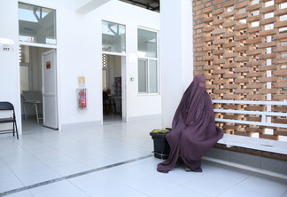 Uma mulher espera por atendimento médico na ala feminina do hospital de Médicos Sem Fronteiras em Kandahar, no Afeganistão Lynzy Billing