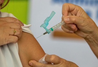 covid-19:-mais-de-10-milhoes-de-doses-da-vacina-bivalente-foram-aplicadas-no-brasil