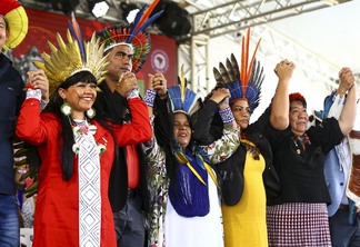 jovens-indigenas-resistem-a-tentativas-de-apagar-a-sua-cultura