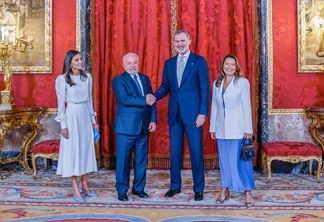 A rainha Letizia, o presidente Lula, o Rei Felipe VI e a primeira-dama brasileira, Janja da Silva, no Palácio Real, em Madri. Foto: Ricardo Stuckert / PR