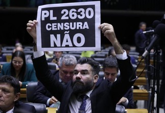Deputados contrários ao projeto protestaram no Plenário - Foto: Bruno Spada/Câmara dos Deputados
