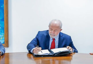 Presidente da República, Luís Inácio Lula da Silva, assina a MP dos carros populares - Foto: Ricardo Stuckert (PR)