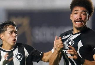 Adryelson (D) comemora o gol de empate do Glorioso diante do Santos (Vitor Silva/SAF Botafogo)