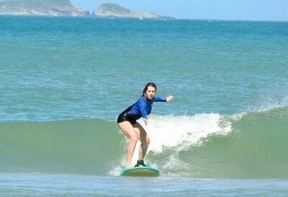 Letícia Spiller literalmente tira onda em praia no Rio de Janeiro