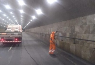 Foram mobilizados oito garis no trabalho de limpeza do Túnel do Pasmado, em Botafogo - Divulgação

