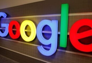 Logotipo do Google é exibido dentro de um prédio de escritórios em Zurique, Suíça.