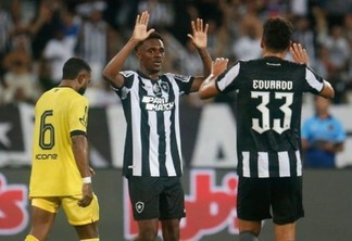Jeffinho comemora com Eduardo o gol do triunfo do Alvinegro (Crédito: Vitor Silva/SAF Botafogo)