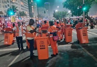 Equipe de garis faz a limpeza em Copacabana - Divulgação / Comlurb