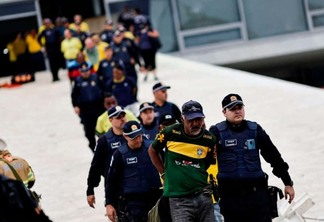 Golpistas do 8 de janeiro sendo detidos em Brasília. Reprodução