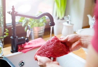 Lavar carnes na pia pode causar intoxicação alimentar