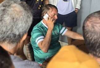 O ex-presidente Jair Bolsonaro em sua casa de praia em Angra (RJ) conversando ao telefone com uma pessoa que seria da Rota da PM de São Paulo. Foto: Ranier Bragon