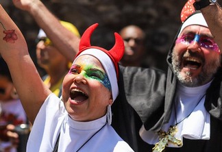 Sagrado e profano se encontram no desfile do Bloco das Carmelitas, em Santa Teresa