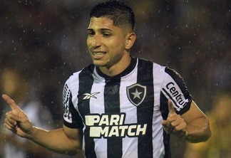Savarino comemora o primeiro gol marcado com a camisa alvinegra (Crédito: Vitor Silva/SAF Botafogo)