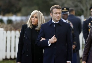 Presidente francês Emmanuel Macron ao lado de sua esposa, Brigitte Macron. Foto: Christophe PETIT TESSON