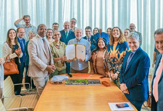 Presidente Lula e ministros durante a assinatura de decretos no Dia Internacional das Florestas, nesta quinta-feira (21) - Foto: Ricardo Stuckert/PR