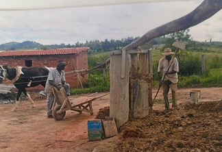 O pai e o tio de Marcelo trabalhando na olaria em Campo Belo, interior de MG