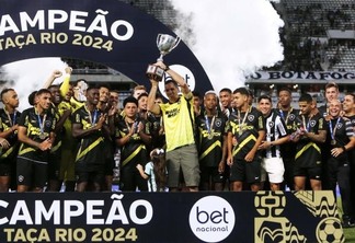 Gatito levanta a Taça Rio diante do elenco alvinegro (Crédito: Úrsula Nery/Agência FERJ)