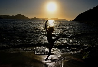 Novo ensaio de Mário Barila retrata as belezas naturais do Rio de Janeiro reverenciadas pela bailarina Laís Bueno