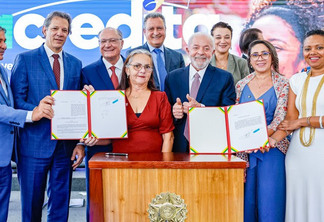 O presidente Lula, ministros, autoridades e potenciais usuários das novas opções de crédito no evento de lançamento do Acredita no Palácio do Planalto. Foto: Ricardo Stuckert / PR