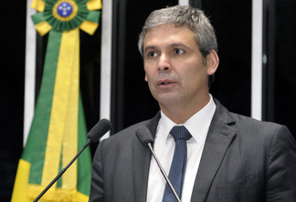 Lindbergh Farias defende prisão de Bolsonaro