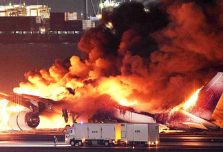 Avião em chamas na pista do Aeroporto Internacional de Tóquio. Foto: reprodução