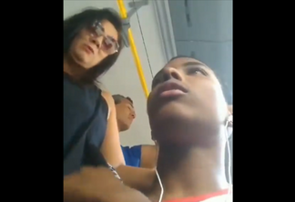 Jovem é assediado em ônibus por senhora. Foto: Reprodução