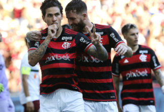 Pedro comemora com Léo Pereira o primeiro gol do clássico (Crédito: Úrsula Nery/Agência FERJ)