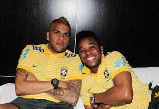 Daniel Alves e Robinho disputaram a Copa do Mundo de 2010 pela seleção brasileira. Foto: reprodução