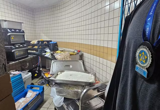 Em Camarote no Rio de Janeiro, Cabines de banheiro são usadas para armazenar alimentos — Foto: Divulgação