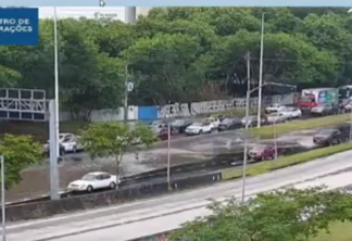 Vazamento de água causa congestionamento na Barra da Tijuca (foto: reprodução)