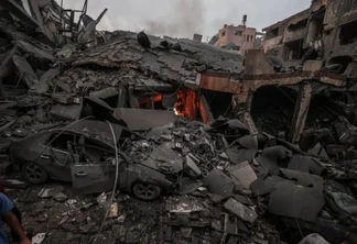 Destroços deixados pelos bombardeios israelenses no campo de refugiados de al-Shati, na Faixa de Gaza, em 9 de outubro de 2023 [Ali Jadallah/Agência Anadolu]