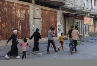 Palestinos deixam suas casas após bombardeios israelenses em Rafah, na Faixa de Gaza, em 18 de outubro de 2023 [Mohammed Abed/AFP via Getty Images]