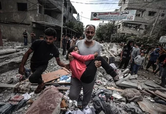 Uma menina palestina é levada ao hospital após os ataques aéreos do exército israelense enquanto os ataques de Israel continuam em seu 39º dia em Deir al Balah, Gaza, em 14 de novembro de 2023. [Ali Jadallah/Agência Anadolu]